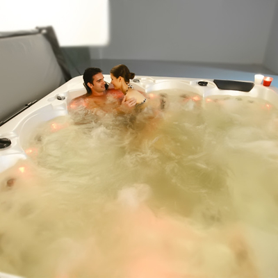 Acrylic Massage Therapy Hot Tub Spa Jacuzzi Tub Untuk Relaksasi Luar Ruangan 5 Orang